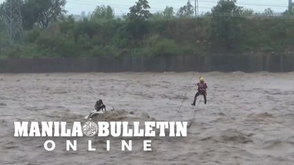 Man trapped on car in floodwater rescued in northern China