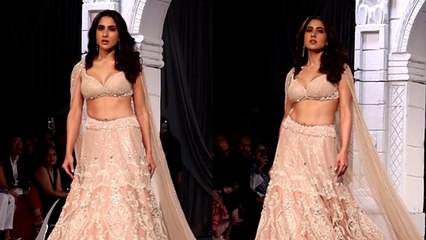 Sara Ali Khan Aditya Roy Kapoor Ramp Walk Troll,'50 Rs Overacting के काटो'.. । Boldsky