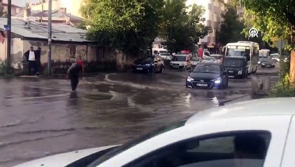 Kars'ta sağanak ve dolu nedeniyle ev ve iş yerlerini su bastı