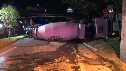 Beyoğlu’nda kontrolden çıkıp virajı alamayan beton mikseri yan yattı
