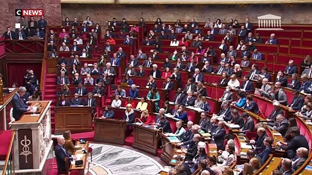 Pour le patron du Medef, Patrick Martin, les élus politiques français ne sont pas assez bien payés: Leurs rémunérations ne sont pas à la hauteur de leur charge de travail - VIDEO