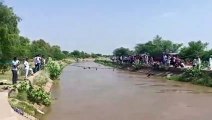 Seeing the young man drowning, the villagers jumped into the canal, despite not knowing how to swim, he saved his life with the help of a rope