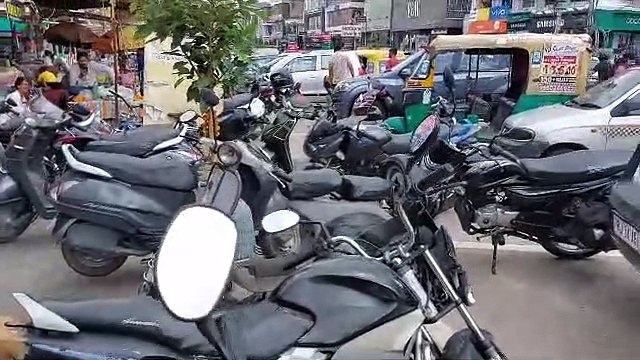 पार्किंग से कमाई के चक्कर में भूले कायदा... सर्विस रोड और अपार्टमेंट भी नहीं छोड़े