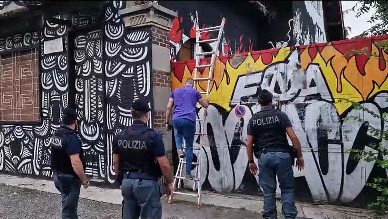 Monza, l'intervento della polizia nel centro sociale Boccaccio in via Timavo 12