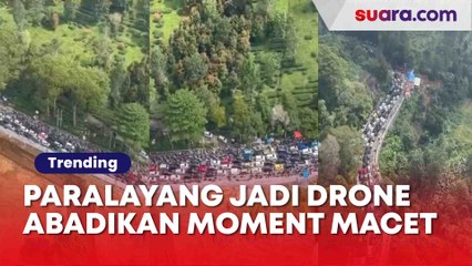 Momen Seorang Pria Naik Paralayang di Atas Kemacetan Jalan Menuju Puncak: Auto Jadi Drone Kemacetan