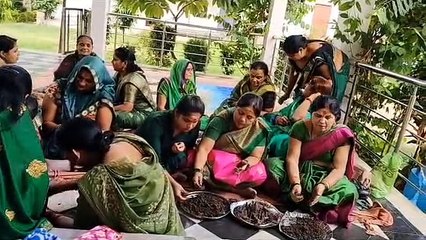 महिलाओं ने रूद्राभिषेक कर बनाए पार्थिव शिवलिंग