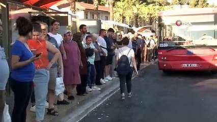 Jour 2 de la grève à Izmir： Arrêts débordés, trafic paralysé