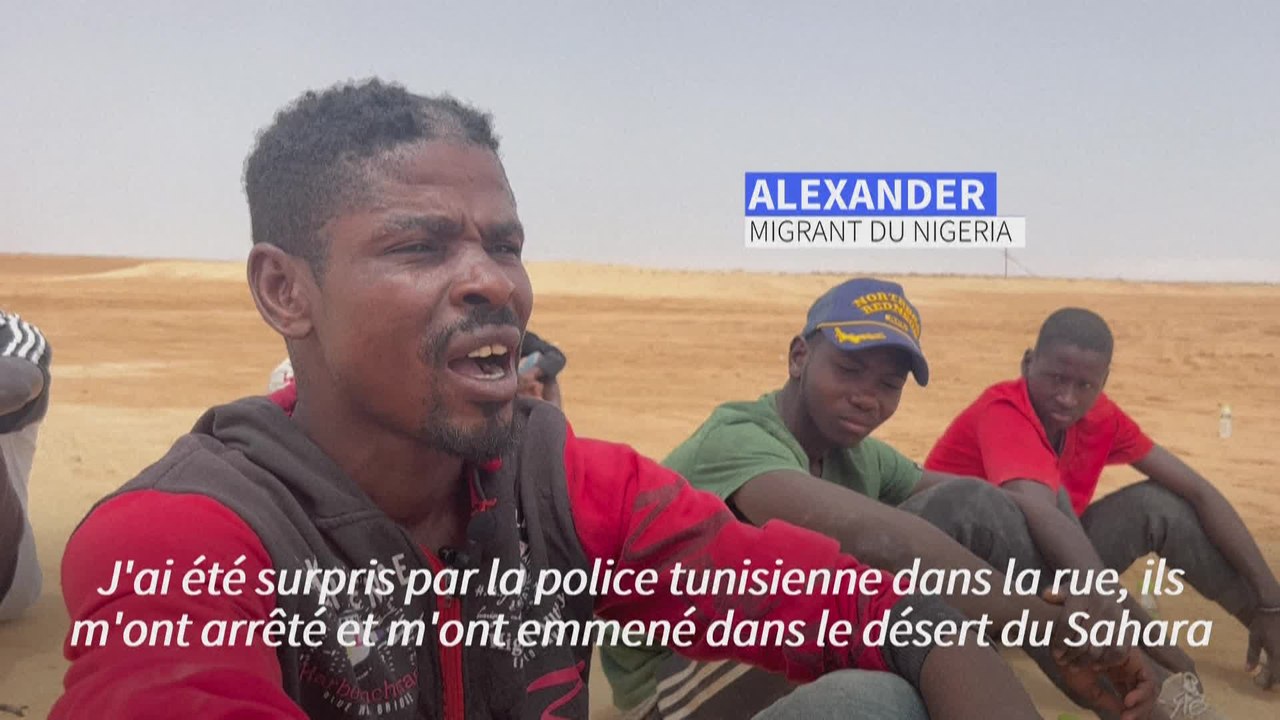 A bout de forces, des migrants africains errent dans le désert entre Tunisie et Libye