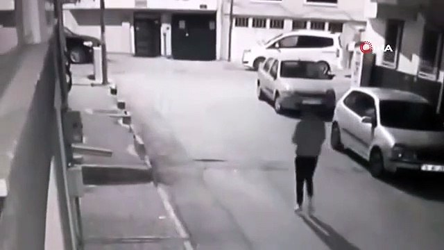 Le voleur qui a pris la moto volée en marche a été filmé par des caméras de sécurité