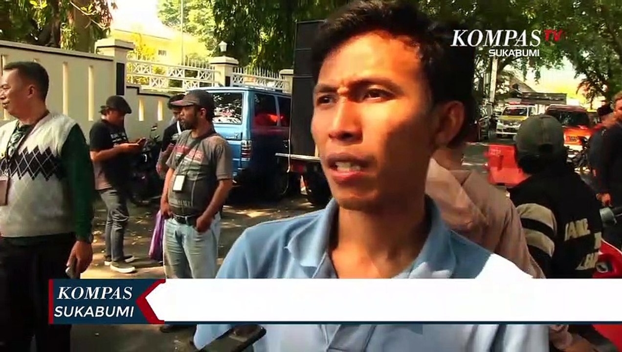 Ratusan Massa Berunjuk Rasa, Diwarnai Aksi Bakar Ban