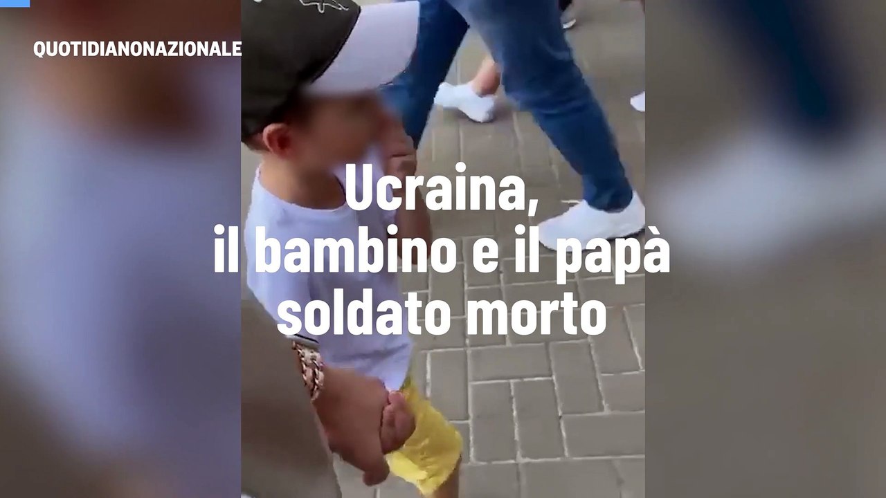 Ucraina, il bambino e il papà soldato morto