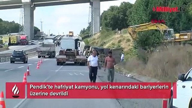 Pendik'te faciadan dönüldü! Hafriyat kamyonu bariyerlerin üzerine devrildi