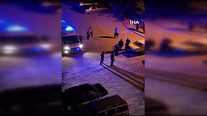 İki komşu arasında çıkan kavga sokağa taştı... O anlar kamerada