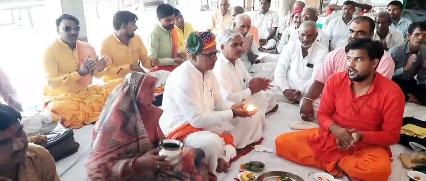 देवस्थान विभाग के सहायक आयुक्त शिवलिंग का किया जलाभिषेक