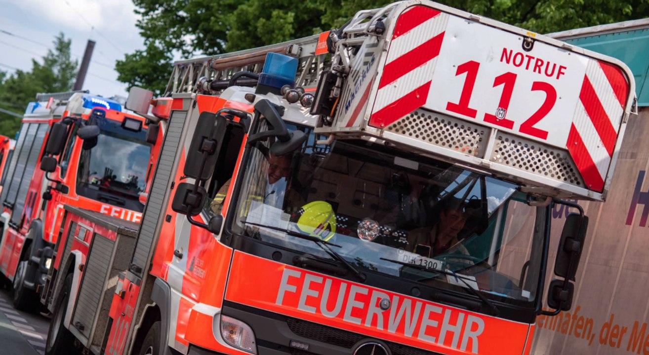 Großbrand vor Berliner Klinik – mehrere Autos stehen in Flammen