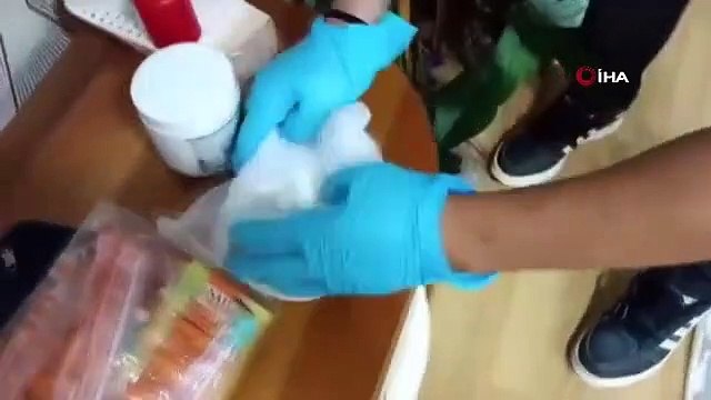13,5 kilogrammes de cocaïne et des milliers de pilules ont été retrouvés dans une maison à Izmir