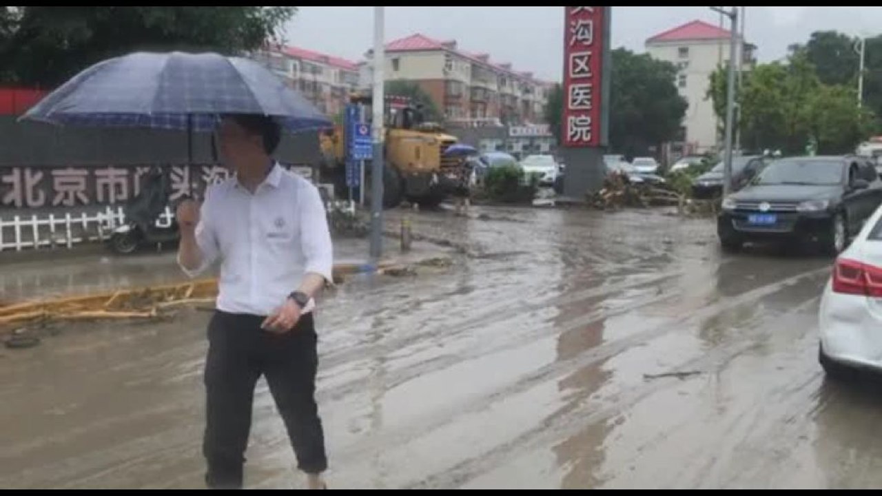 Piogge torrenziali in Cina, a Pechino strade ricoperte di fango