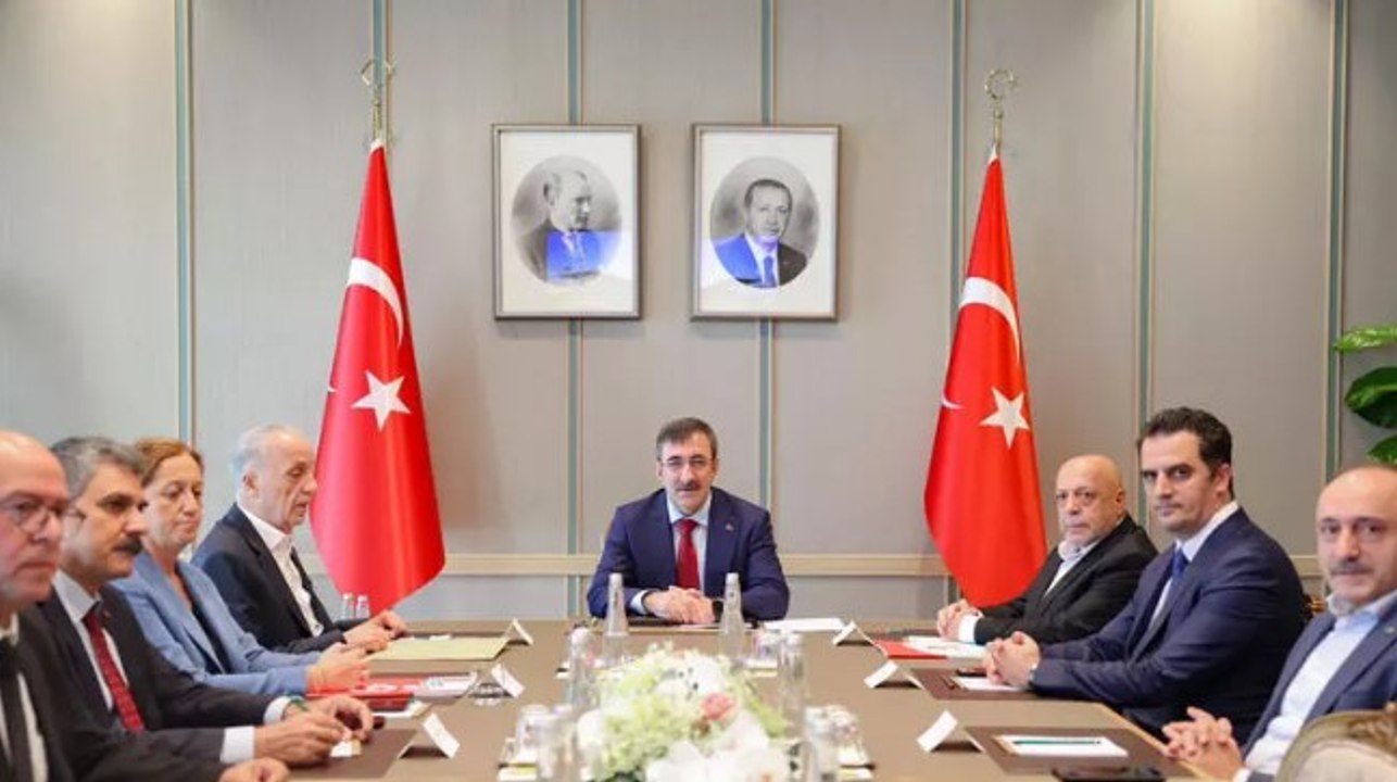 Cumhurbaşkanı Yardımcısı Cevdet Yılmaz, işçi sendikalarının temsilcileriyle görüştü