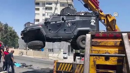 Zırhlı polis aracı devrildi: Bir şehit