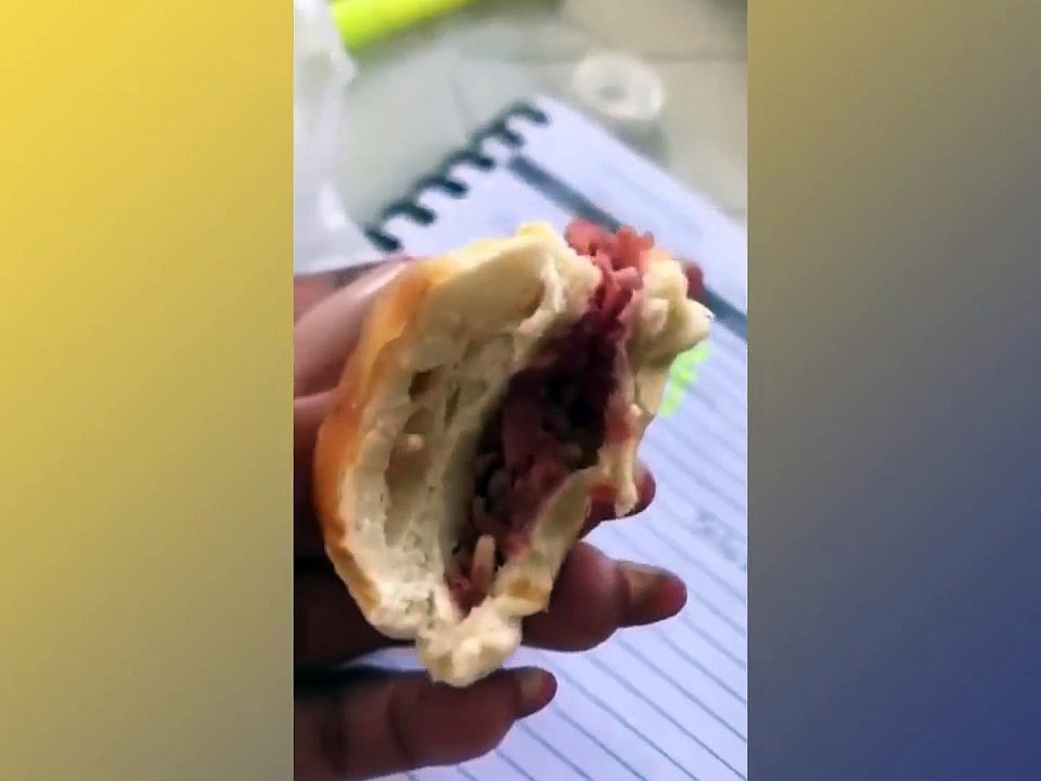Video: Joven descubrió que el  sándwich que comió estaba lleno de “larvas”; denunció el hecho por redes sociales 
