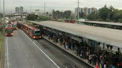 Otro caso de inseguridad en Transmilenio: mujer sufrió grave lesión al ser arrojada a la vía por hurto