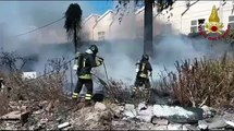 Messina, incendio minaccia un capannone e la linea ferroviaria: domato dai vigili