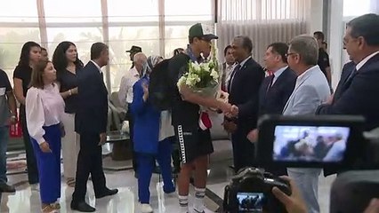 استقبال حافل للتونسي حفناوي بعد فوزه بلقبين في مونديال السباحة