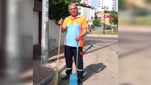 Muratpaşa Belediye Başkanı Ümit Uysal, Dünya Empati Günü'nde sokakları süpürdü