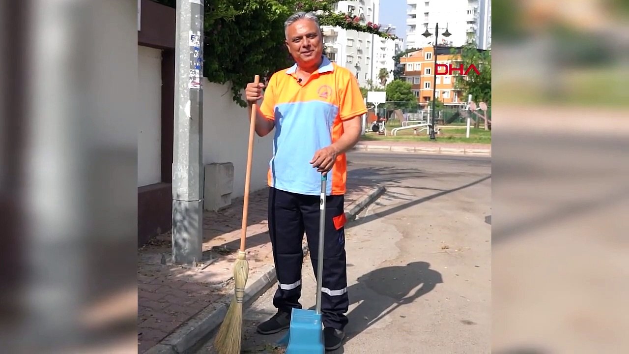 Muratpaşa Belediye Başkanı Ümit Uysal, Dünya Empati Günü'nde sokakları süpürdü