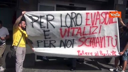 "Per loro vitalizi, per noi schiavit?", lo striscione contro stop al Reddito Cittadinanza a Napoli
