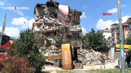 Kartal'da iş makinesinin devrilme anı kamerada