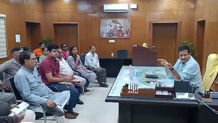 गंदगी फैलाने वालों को दिए फूल, कचरा पात्र रखने के लिए दिया तीन का समय