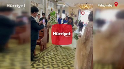 Filipinli çift göle dönen kilisede düğün yaptı