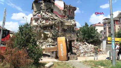 Kartal'da kentsel dönüşüm çalışmaları sırasında iş makinesi devrildi