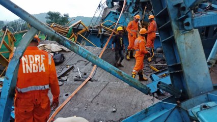 Al menos 17 trabajadores perdieron la vida tras el colapso de una grúa en India