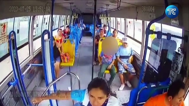 Dos adultos pistola y un niño con cuchillo robaron dentro de un bus en Quevedo