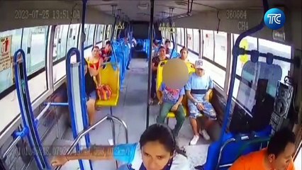 Dos adultos pistola y un niño con cuchillo robaron dentro de un bus en Quevedo
