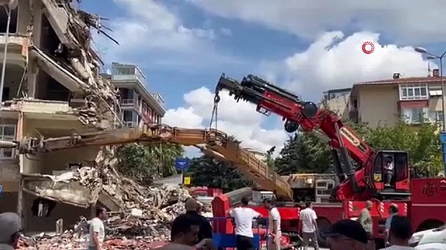 Un engin de chantier renversé lors de la démolition d'un bâtiment à Kartal