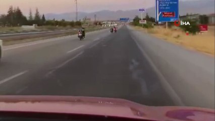 Motosikletli gençlerden tehlikeli hareketler