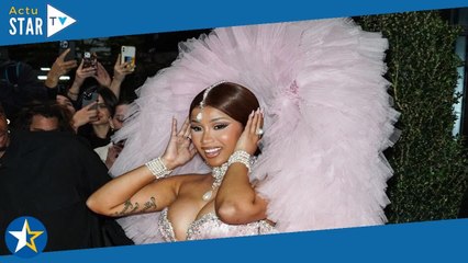Cardi B dans la tourmente : son geste choquant sur scène mène à l’ouverture d’une enquête