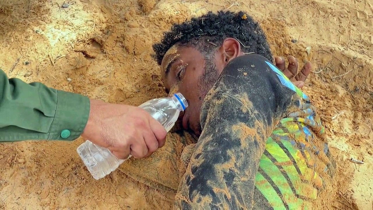 Überlebenskampf von Flüchtlingen in der Wüste an der tunesisch-libyschen Grenze