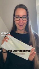 Trisha Schwarz apre un pacco con un nuovo sex toys