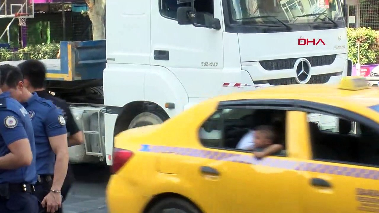 Bakırköy'de Tekerlekli Sandalyeli Engelli Vatandaş TIR'ın Altında Hayatını Kaybetti