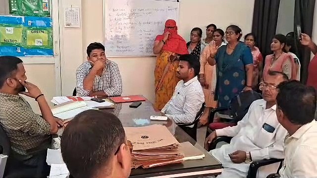 गंदे पानी के भराव से आक्रोशित महिलाओं ने किया एक्सईएन का घेराव