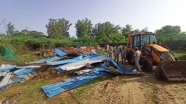 बदमाश शेरा पहलवान के अवैध कब्जे पर चला बुलडोजर