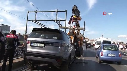 Galata Köprüsü'nde rayların üstünde kalan cip kaldırıldı, seferler normale döndü