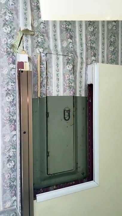 Panneau électrique principal situé à l'intérieur de la douche