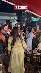 Vocalista de HOOBASTANK SORPRENDE en karaoke y NO LO RECONOCEN