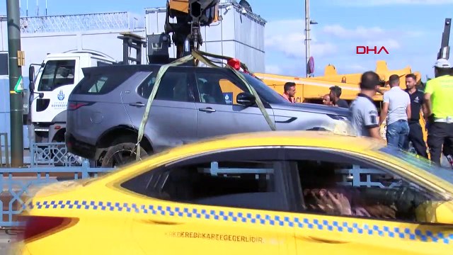 Galata Köprüsü'nde Tramvay Yoluna Giren Cip Kaldırıldı, Seferler Normale Döndü