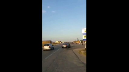 Un pilote tente de décoller depuis une route... raté